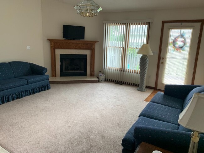 Building Photo - Spacious 3 Bedroom 2 Bath
