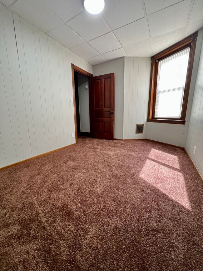 Building Photo - 502 Buttonwood St