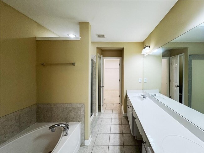 Building Photo - 2442 Fairlie Dr