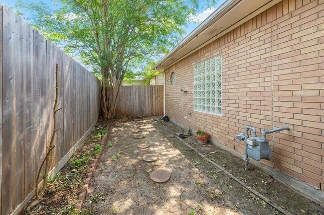 Building Photo - 1339 Parkway Ct