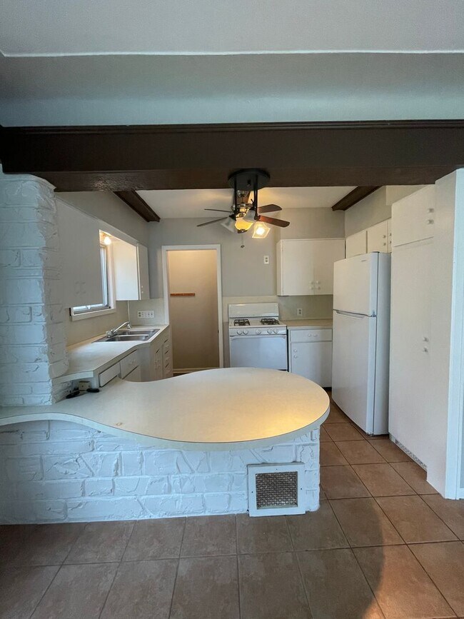 Building Photo - Adorable 2 Bedroom home with finished basement!