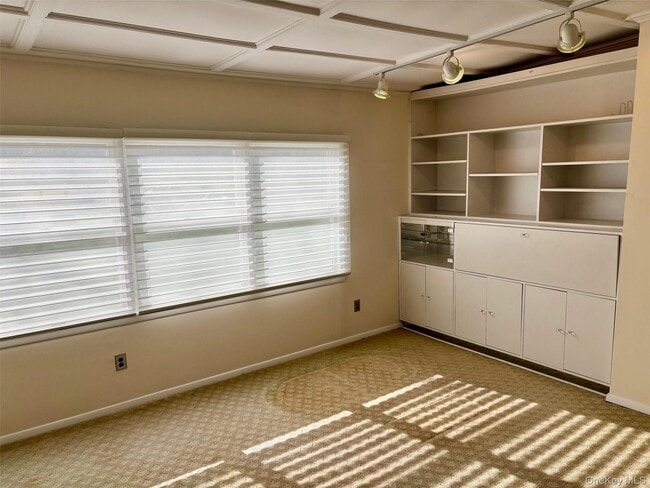 Building Photo - 185 S Country Rd