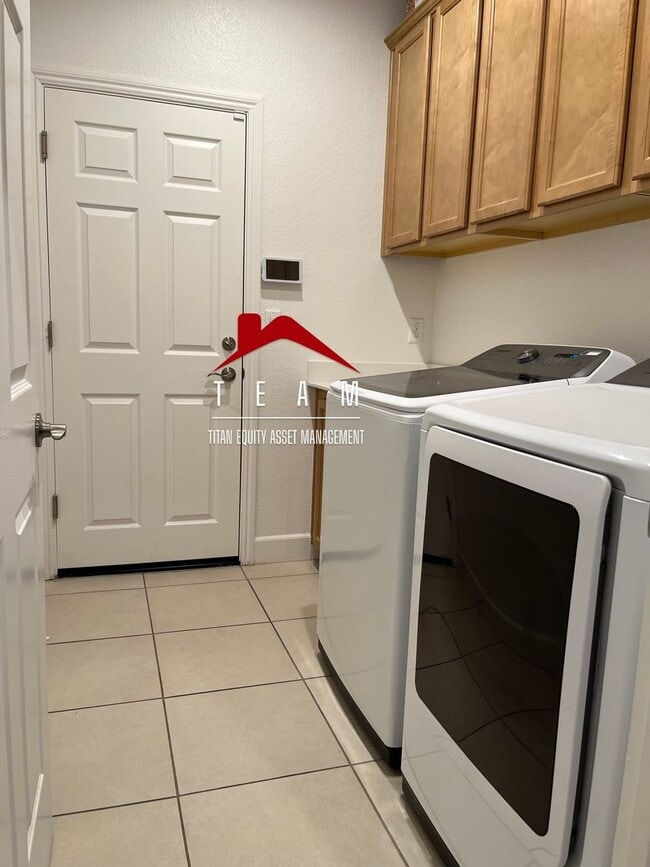 Building Photo - Great single story home with solar