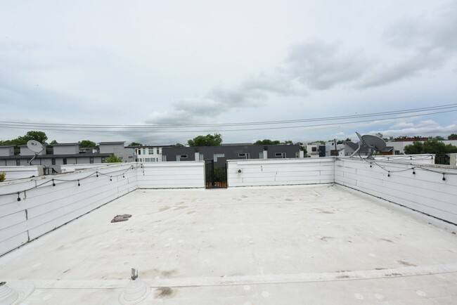 Building Photo - Two story townhome with rooftop patio!