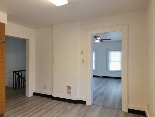 Building Photo - 564 Mt Vernon St