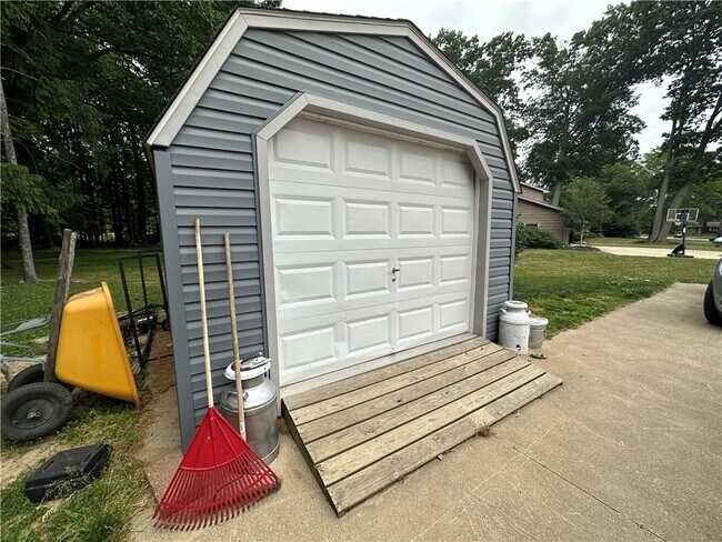 Building Photo - 6840 Haskell Dr