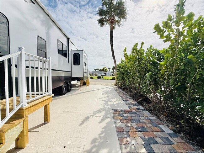 Building Photo - 10725 S Ocean Dr