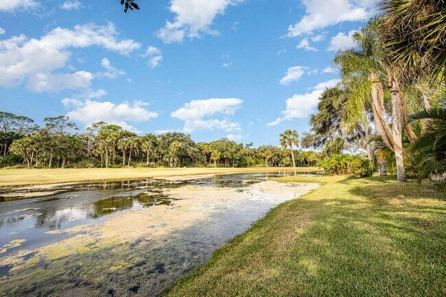 Building Photo - Luxurious 4 Bed/2.5 Bath Home with Stunning Lake and Golf Course Views with Pool on Savannahs Tra...