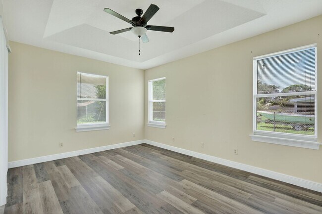 Building Photo - Large and Clean home on a corner lot. 3 Be...