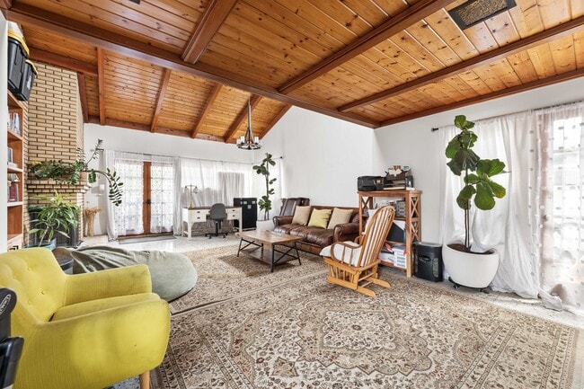 Building Photo - High Ceiling & Morning Light Bedroom