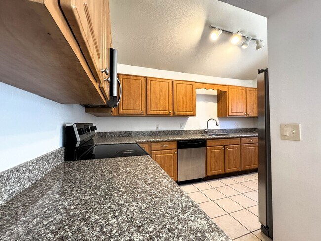 Building Photo - 3 BEDROOM WITH FIREPLACE AND LVP PLANK FLO...
