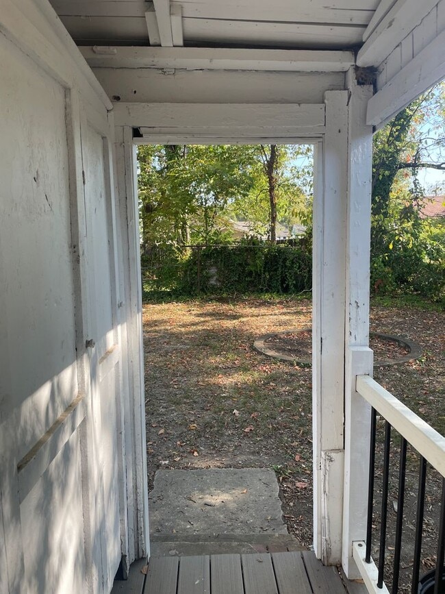 Building Photo - 2 bedroom, 1 bathroom home located in the ...