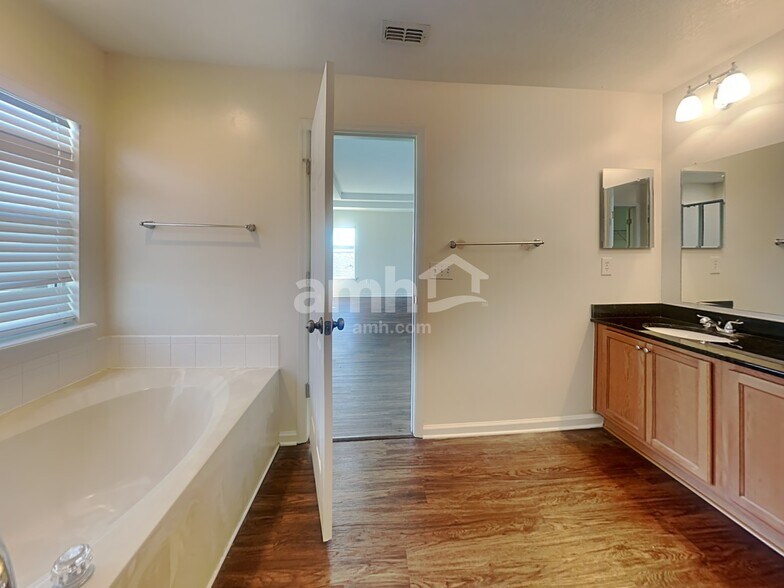 Building Photo - 75050 Ravenwood Dr