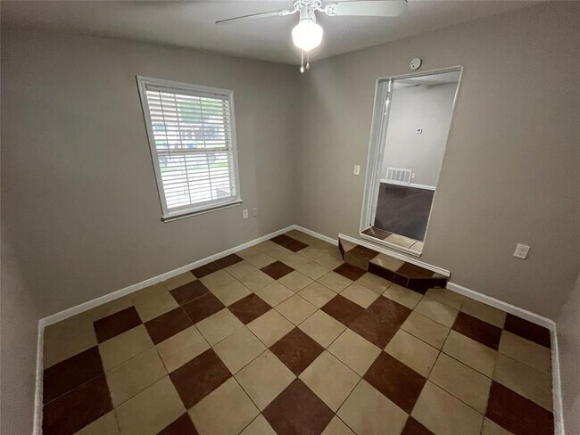 Building Photo - 8418 Grovecrest Dr