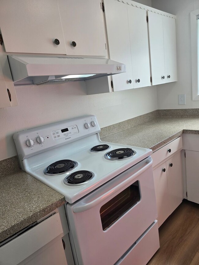 Building Photo - *!*!* Rent Ready Upstairs Pet Friendly 3 B...
