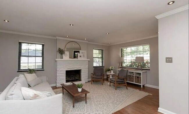 Building Photo - 256 Castle Dr
