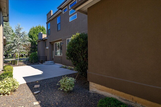 Building Photo - 2758 S Honeycomb Way