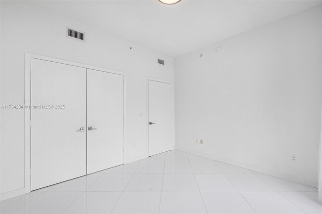 Building Photo - 2020 N Bayshore Dr