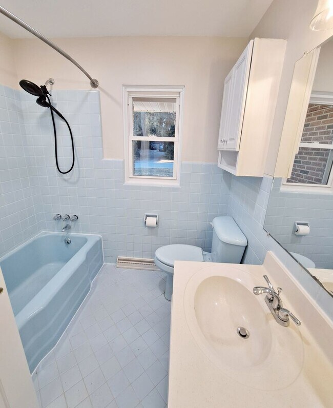 Building Photo - 3 Bed / 1-1/2 Bath Single Family Home w/ 2-Car Garage