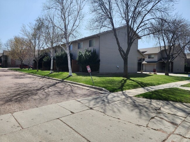 Building Photo - Three bedroom two bathroom Town home