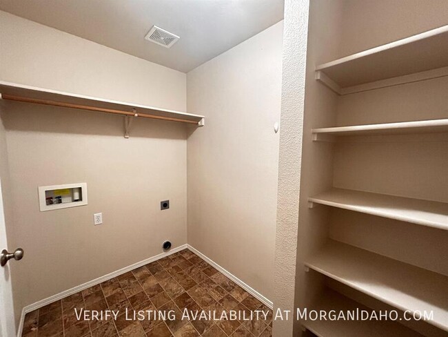 Building Photo - Spacious rooms, alley access garage, priva...