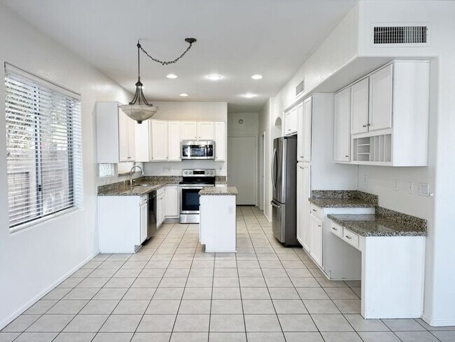 Building Photo - ABSOLUTELY STUNNING 4BR 2.5BA, OVER 2100SQFT, COMMUNITY POOL, CHANDLER