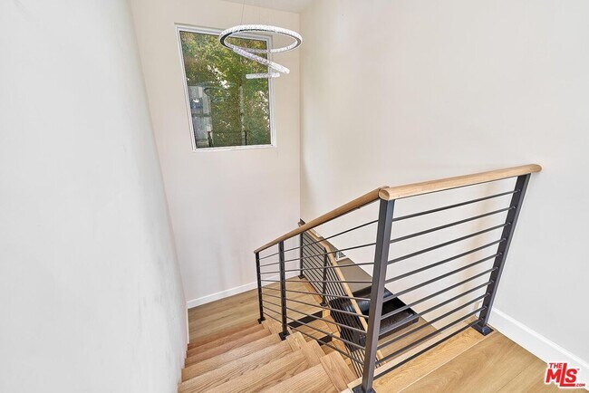 Building Photo - 823 Lorraine Blvd