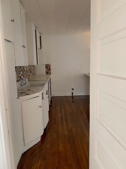 Building Photo - 102 E 38th St