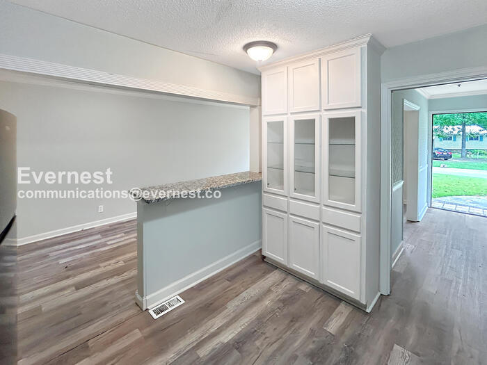 Building Photo - 2913 Debra Dr