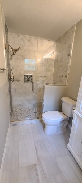 Main bathroom - 8099 Pacific Beach Dr