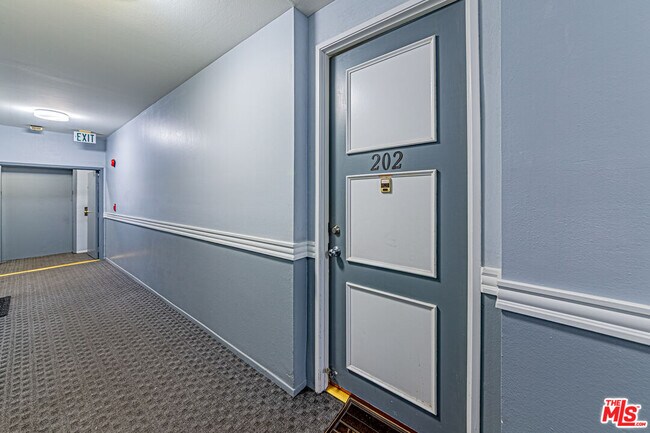 Building Photo - 860 S Lucerne Blvd