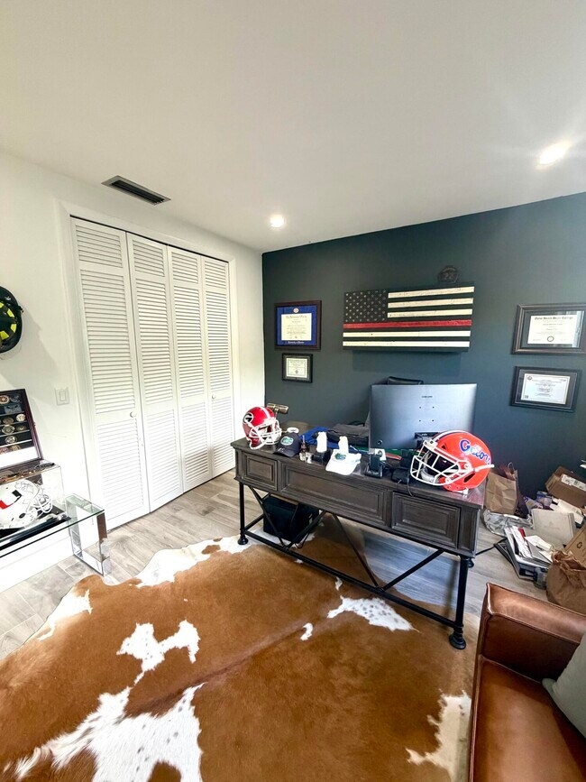 Building Photo - 100 SW 11th Ave