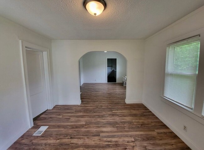 Building Photo - COMING SOON! 2 Bed 1 Bath Home! $1,050.00