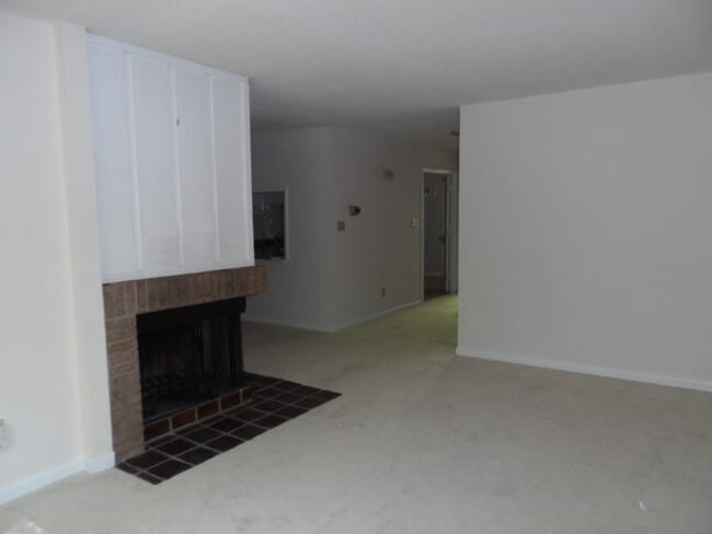 Building Photo - 4100 Five Oaks Dr