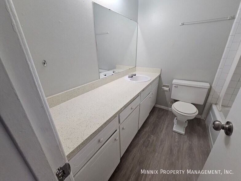 Building Photo - 1708 Yonkers-B