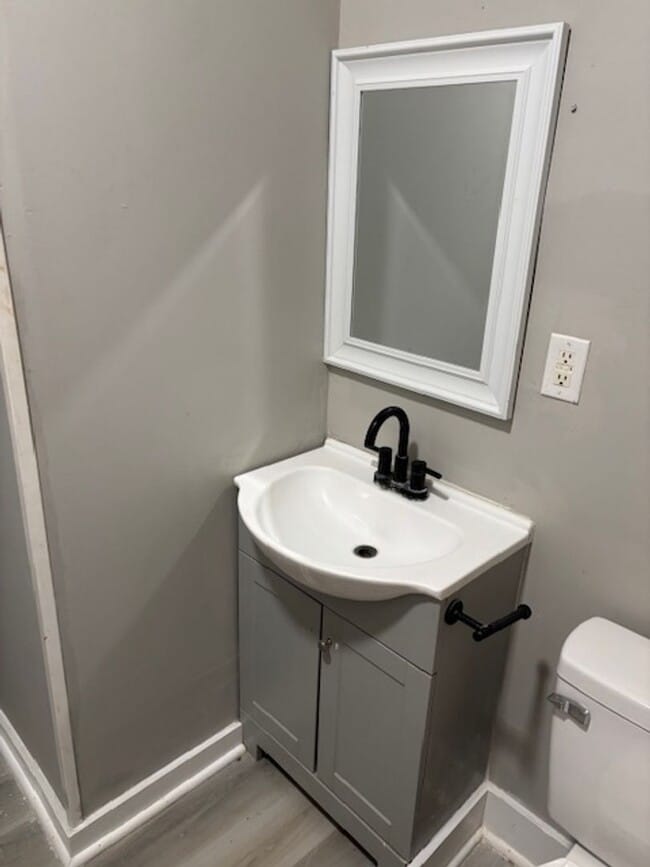 Building Photo - 4 bedroom House On Lasalle St!