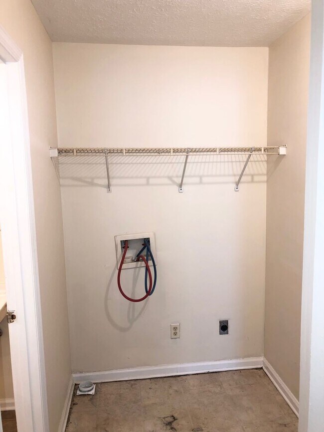 Building Photo - Winburn 2 bdrm 3rd floor apt     260319