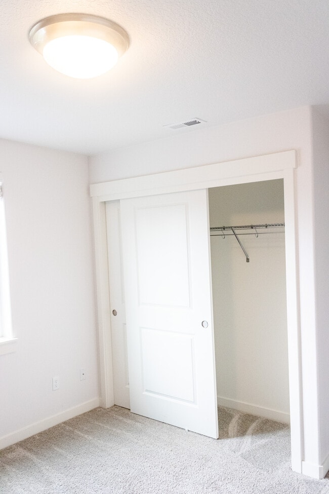 Building Photo - 289 NE Arrowhead Dr