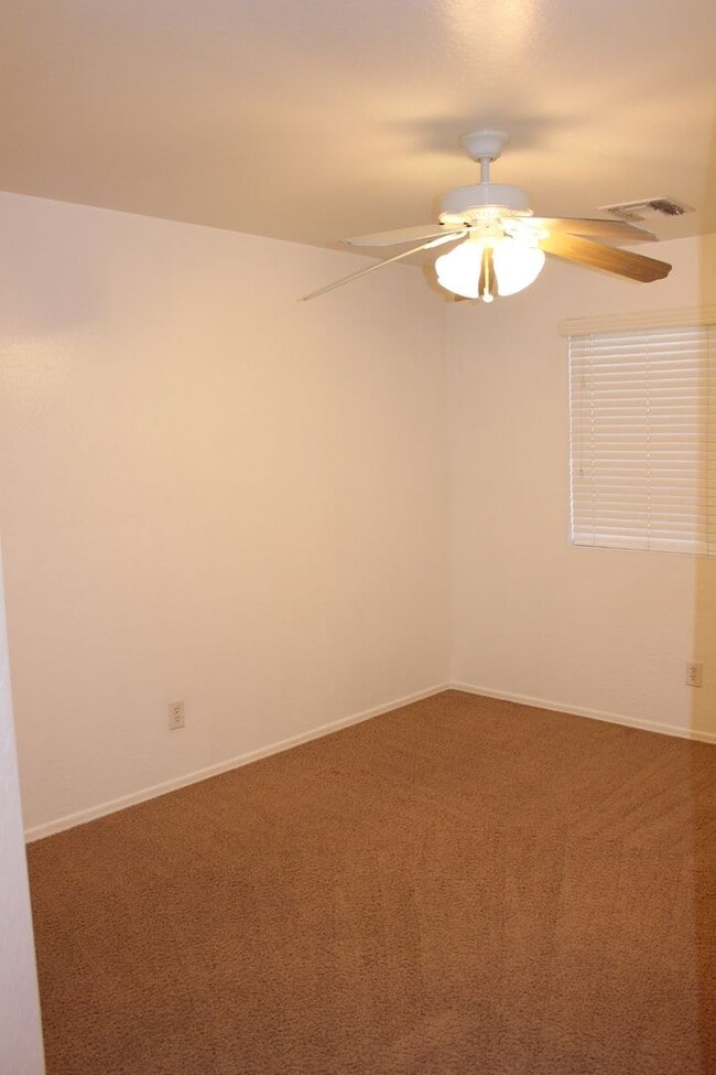 Building Photo - 4 bed 2.5 bath Magic Ranch Home