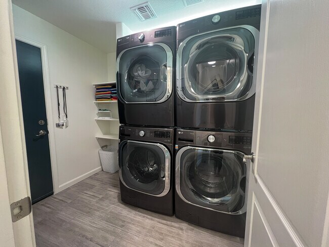 Building Photo - 4222 E Bonanza Rd