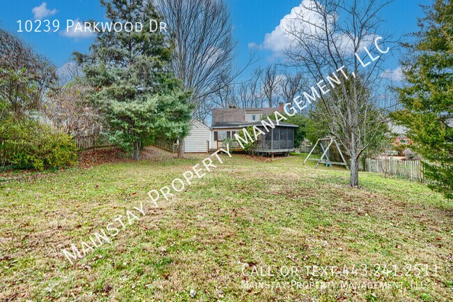 Building Photo - 10239 Parkwood Dr