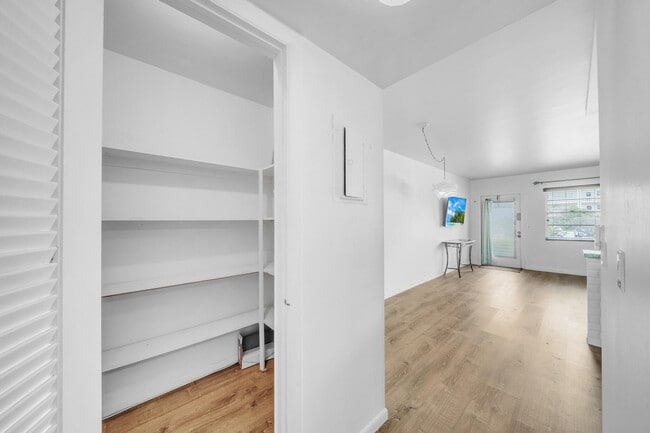 Building Photo - 127 Westbury E