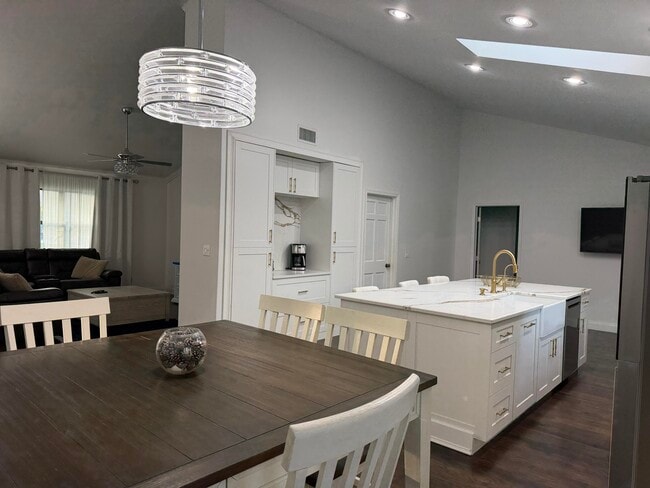 Building Photo - 1532 Primrose Ln