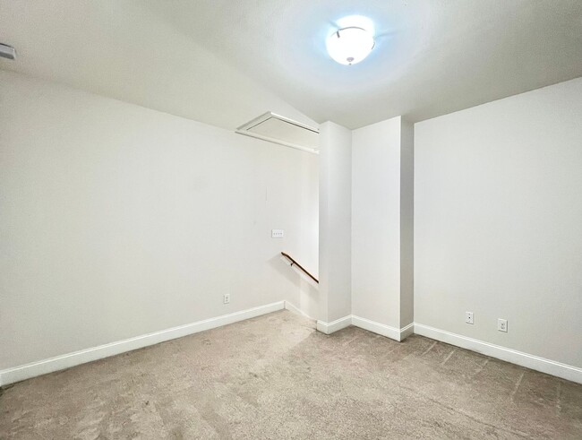 Building Photo - Three Bedroom Townhouse with a Gas Firepla...