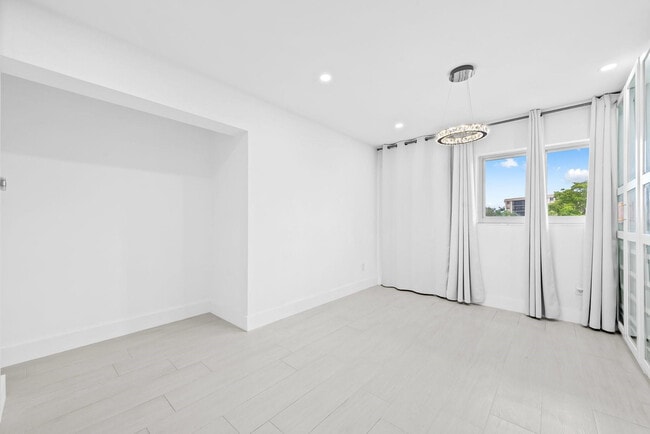 Building Photo - 877 NE 195th St