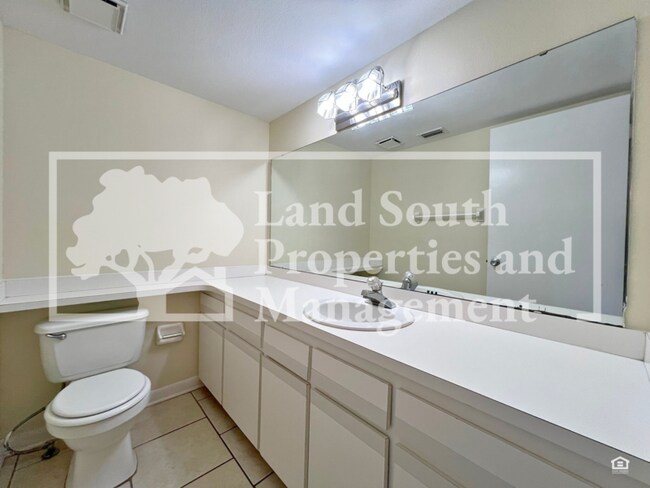 Building Photo - 707 Carpenters Way