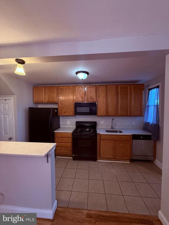 Building Photo - 824 E 33rd St