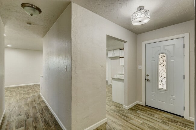 Building Photo - Spacious Elegance: Open Floor Plan, Dual V...