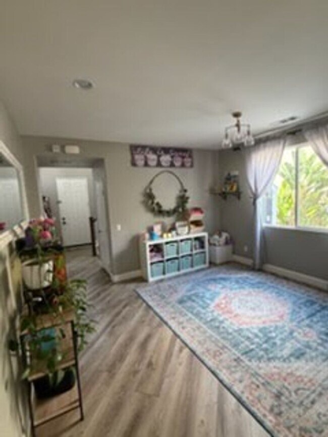 Building Photo - Spacious 4 Bedroom Home with Outdoor Entertaining Space