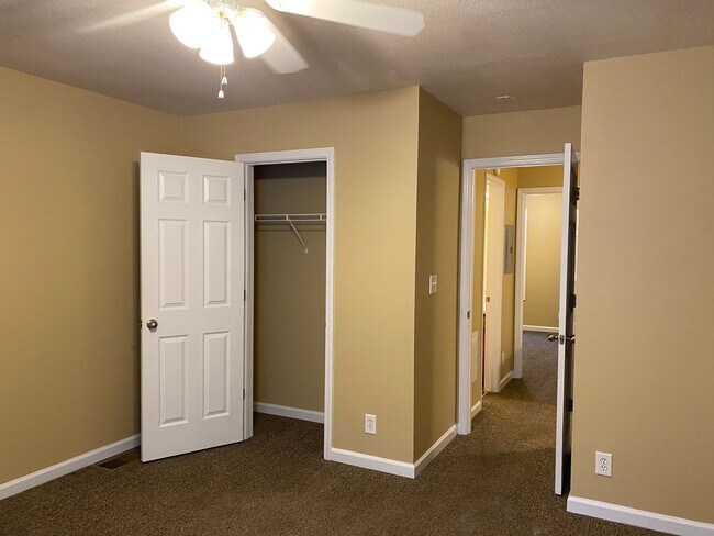 Building Photo - 803 Golf View Pl